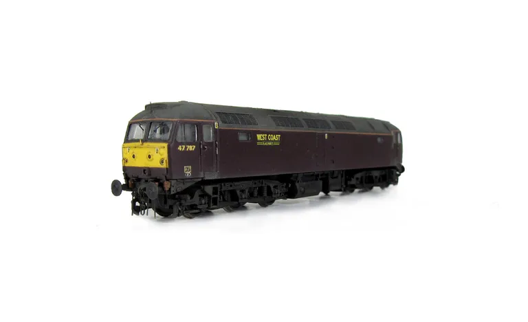 47787 Full respray into West Coast Railways livery and converted to a cutaway buffer beam. Details include battery box modification, foot tread plates below doors, finer ariels, top part of mu cable remaining on nose, paint peeling on handrails, body lowe