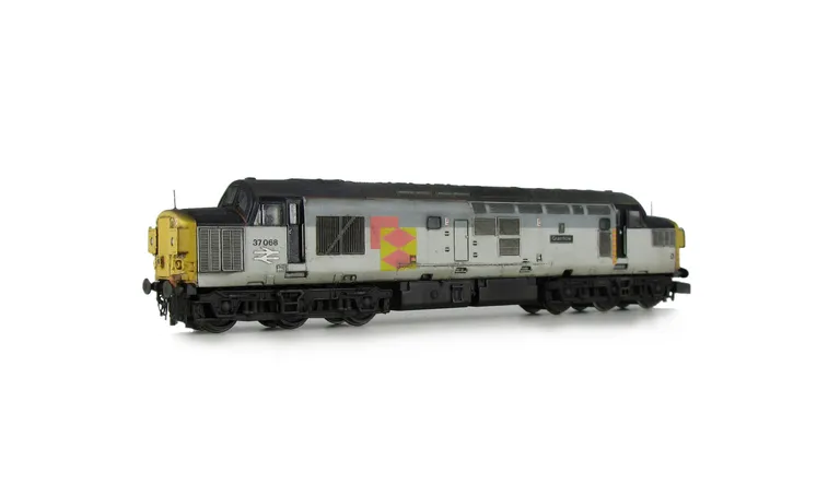 37068 Full respray into Railfreight Sector livery. Other details include: body modifications including plated over boiler ports, double detailed buffer beam at one end, finer ariels, nose end etched air horns and headcode surrounds moulded roof grill repl