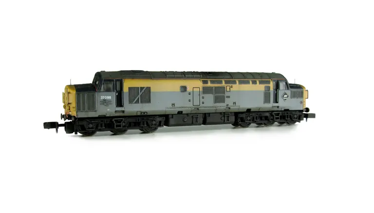 37098 with adjusted faded colours to match prototype. Other details include: semi detailed buffer beam at both ends, finer ariels, etched air horns and headcode surrounds, moulded roof grill replaced with 5 part etched fan and grill, bogie mod to reduce g