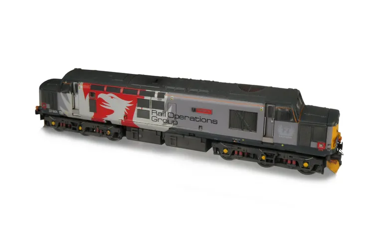 37601 with full respray into Europhoenix livery. Modifications include; body window plated over and nose end modified to smooth version with no end doors. Other Details include bogie modification to reduce gap between body and bogies, delner coupling, mou
