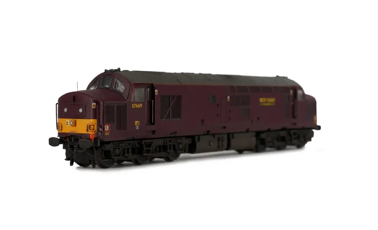 37669 Details include bogie modification to reduce gap between body and bogies, hole on nose plated over and respray of warning panel, nose catch and lamp brackets added to nose, battery box modification, buffers changed to rectangular versions, finer aer