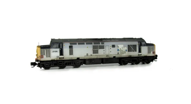 37678 with heavily faded paintwork showing special effect of where the vinyls have been taken off as well as white blanking patches as per prototype. Other details include bogie modification to reduce gap between body and bogies, moulded roof grill replac