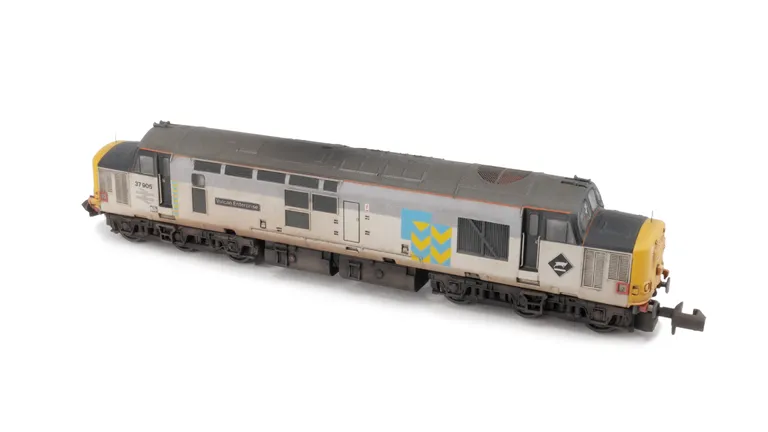 37905 converted to a 37/9 with roof conversion, sector livery changed and semi respray of grey bands to faded shades. Other details include: semi detailed buffer beam at both ends, driver,  finer aerials, nose catches, one bodyside window on either side p