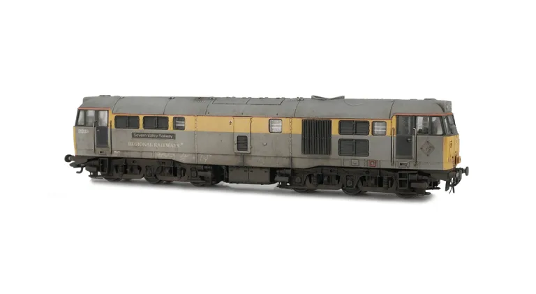 31233 Full respray to dilapidated faded Dutch livery with regional branding. Added details include: detailed buffer beam and semi detailed at coupling end, graffiti, etched nameplates, driver and moulded roof grills replaced with 3D etched fan and grill.