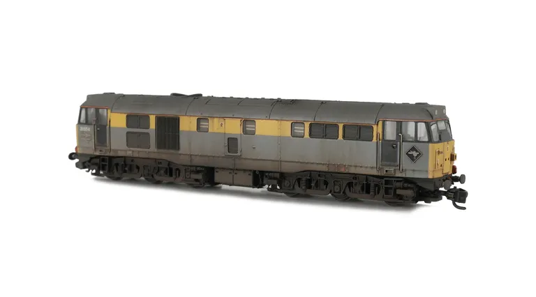 31554 Full respray to faded Dutch livery. Added details include: semi detailed buffer beam at both ends, etched symbols and depot plaques, driver and moulded roof grills replaced with 3D etched fan and grill.
